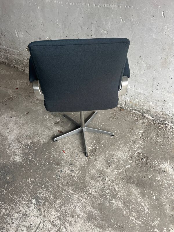 Fauteuil pivotant Fritz Hansen « Oxford » d'Arne Jacobsen — revêtement en laine noire, piètement en aluminium, années 1970