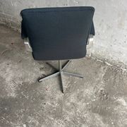 Fritz Hansen 'Oxford' Arne Jacobsen swivel chair — black wool upholstery, aluminium base, 1970s