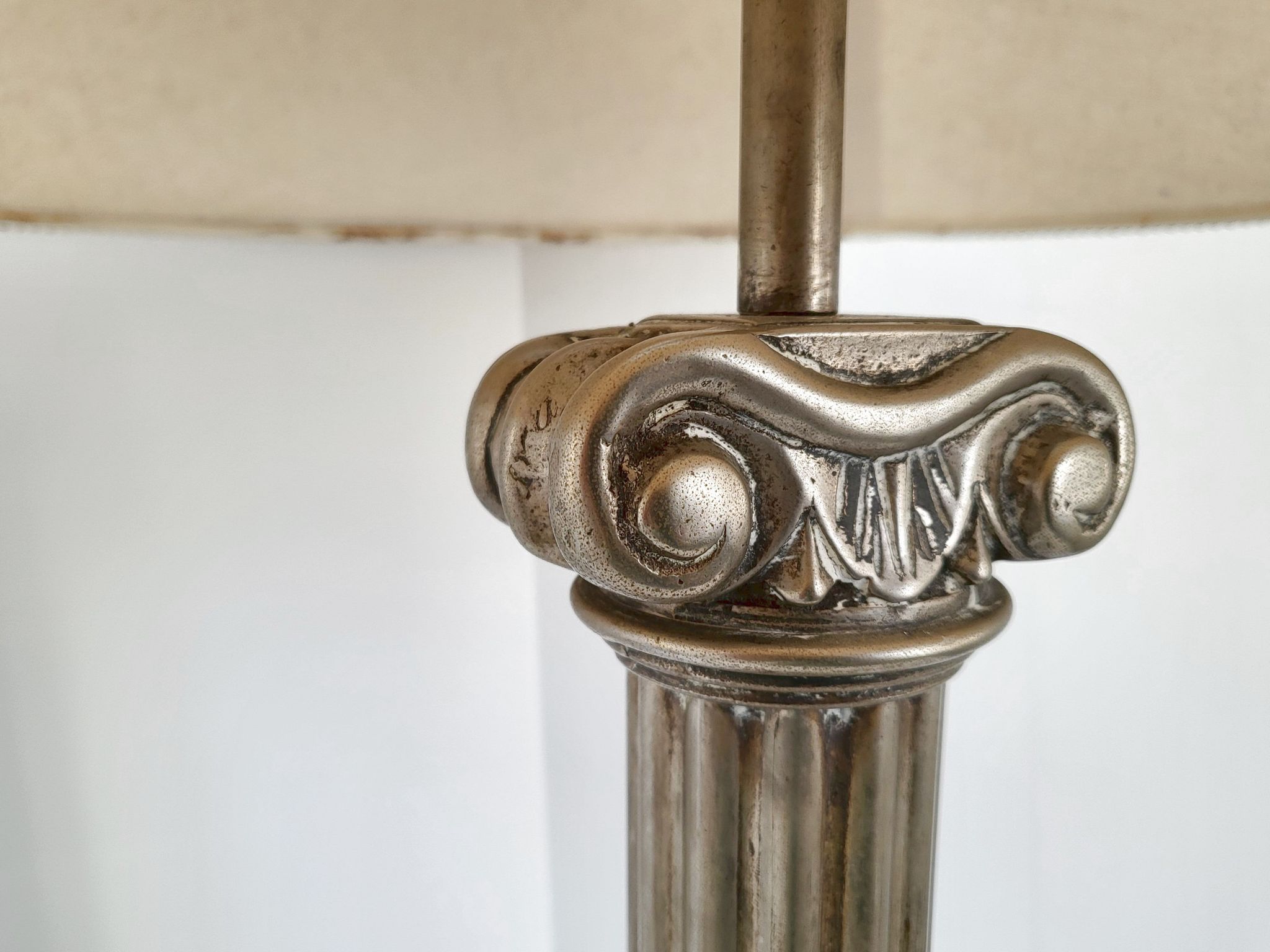 Lampe colonne ionique vintage 1970
