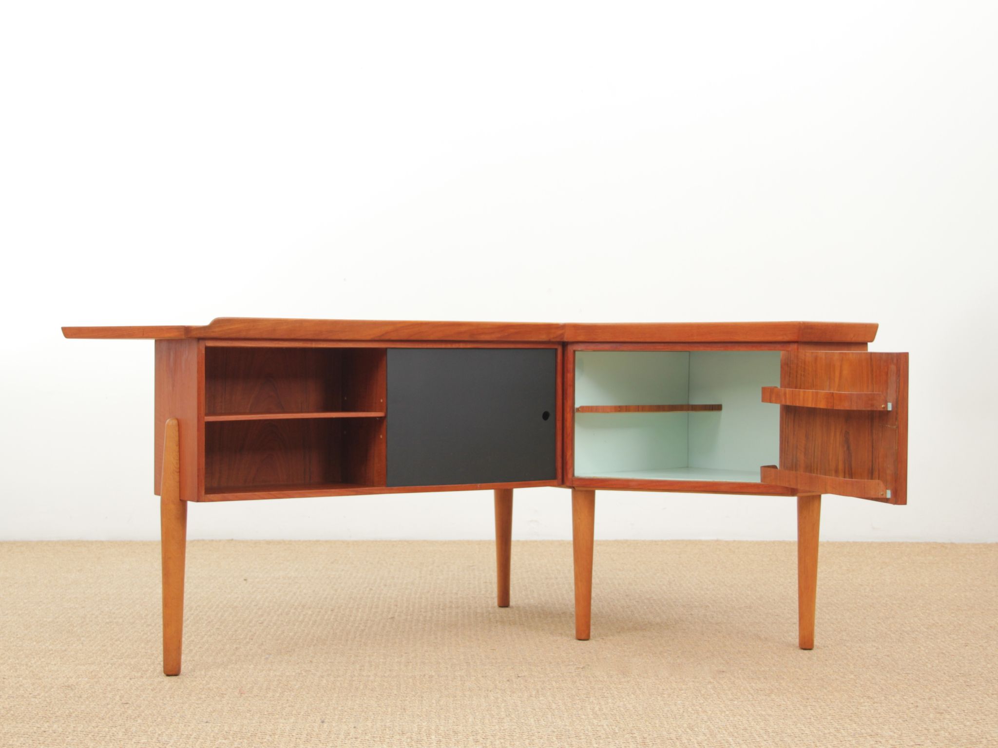 Bureau scandinave boomerang en teck d'Arne Hovmand Olsen
