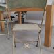 4 chaises pliantes en métal doré et velours vert