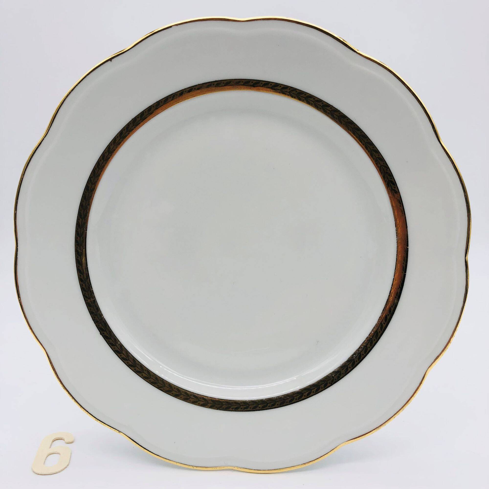 6 flat plates. In S.F.P. Limoges porcelain.
