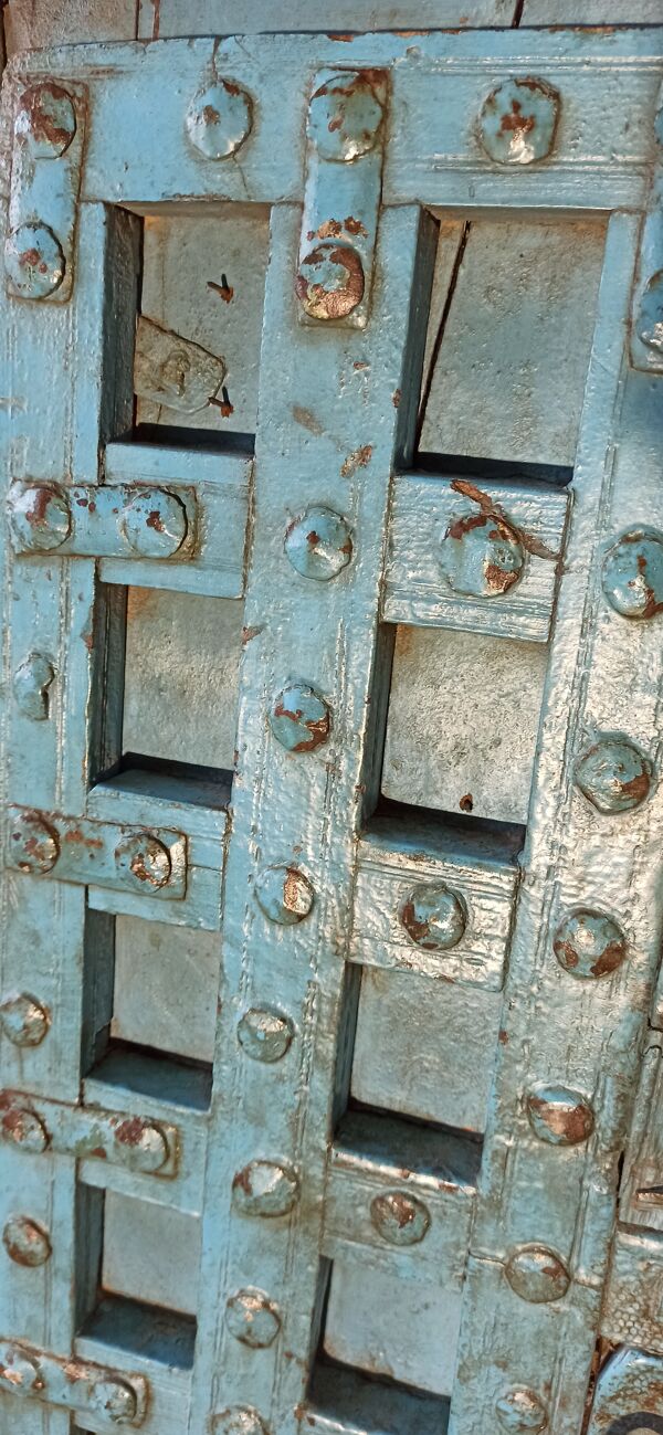 Porte ancienne bleue en bois avec croisillons