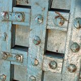 Porte ancienne bleue en bois avec croisillons