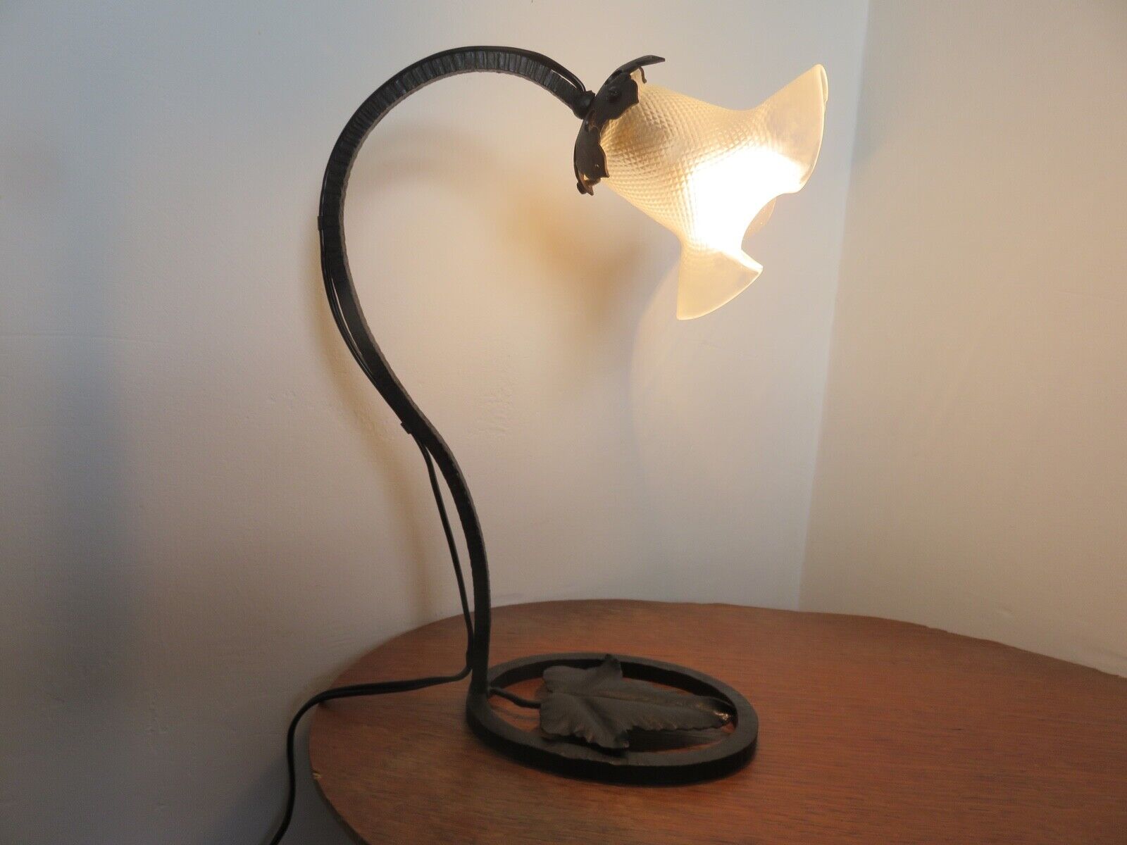 Art deco lamp in hammered wrought iron and tulip in glass, 30s 40s