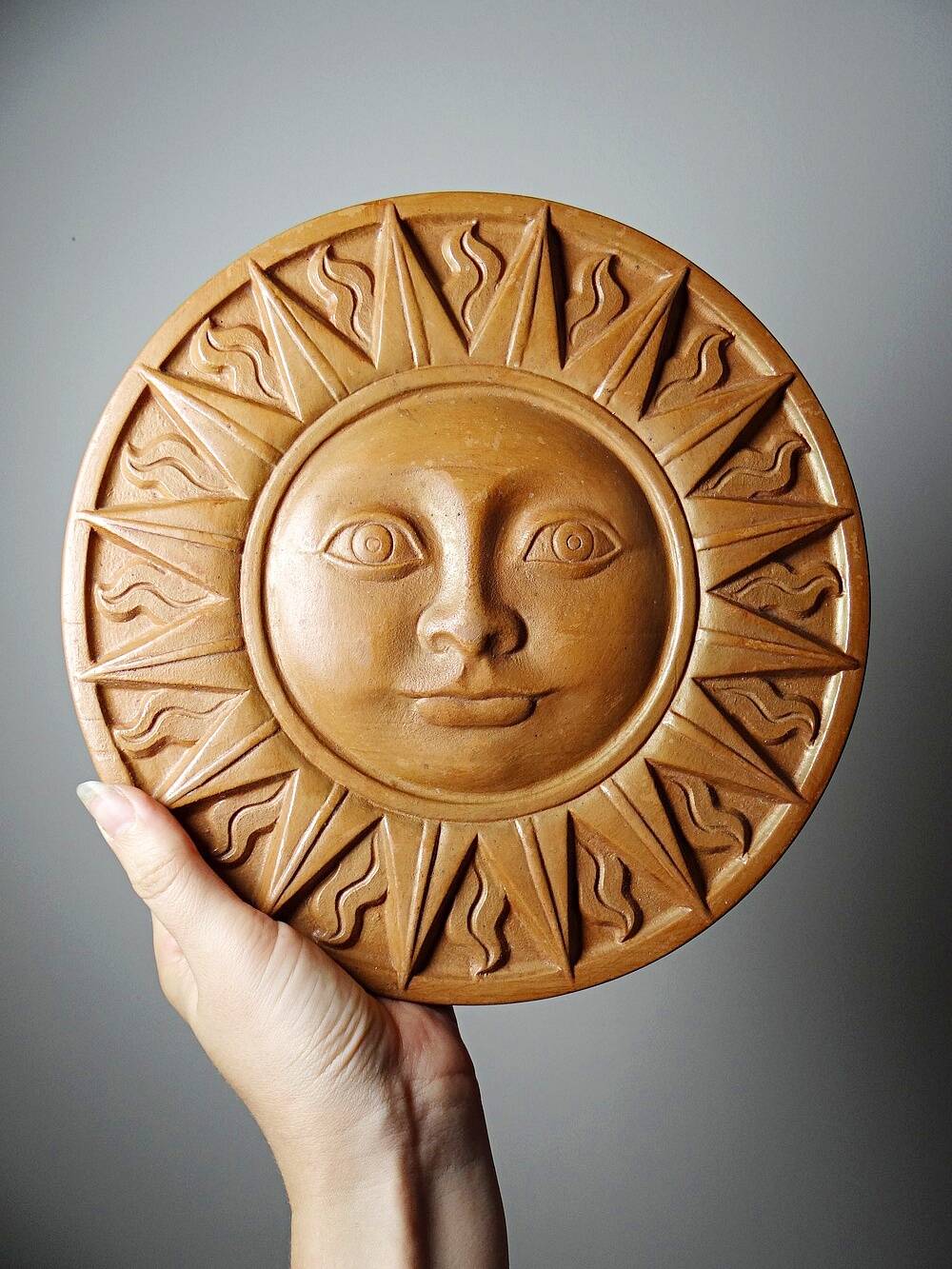 Plaque murale soleil anthropomorphe en terre cuite patinée, Italie 1996