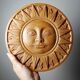 Plaque murale soleil anthropomorphe en terre cuite patinée, Italie 1996