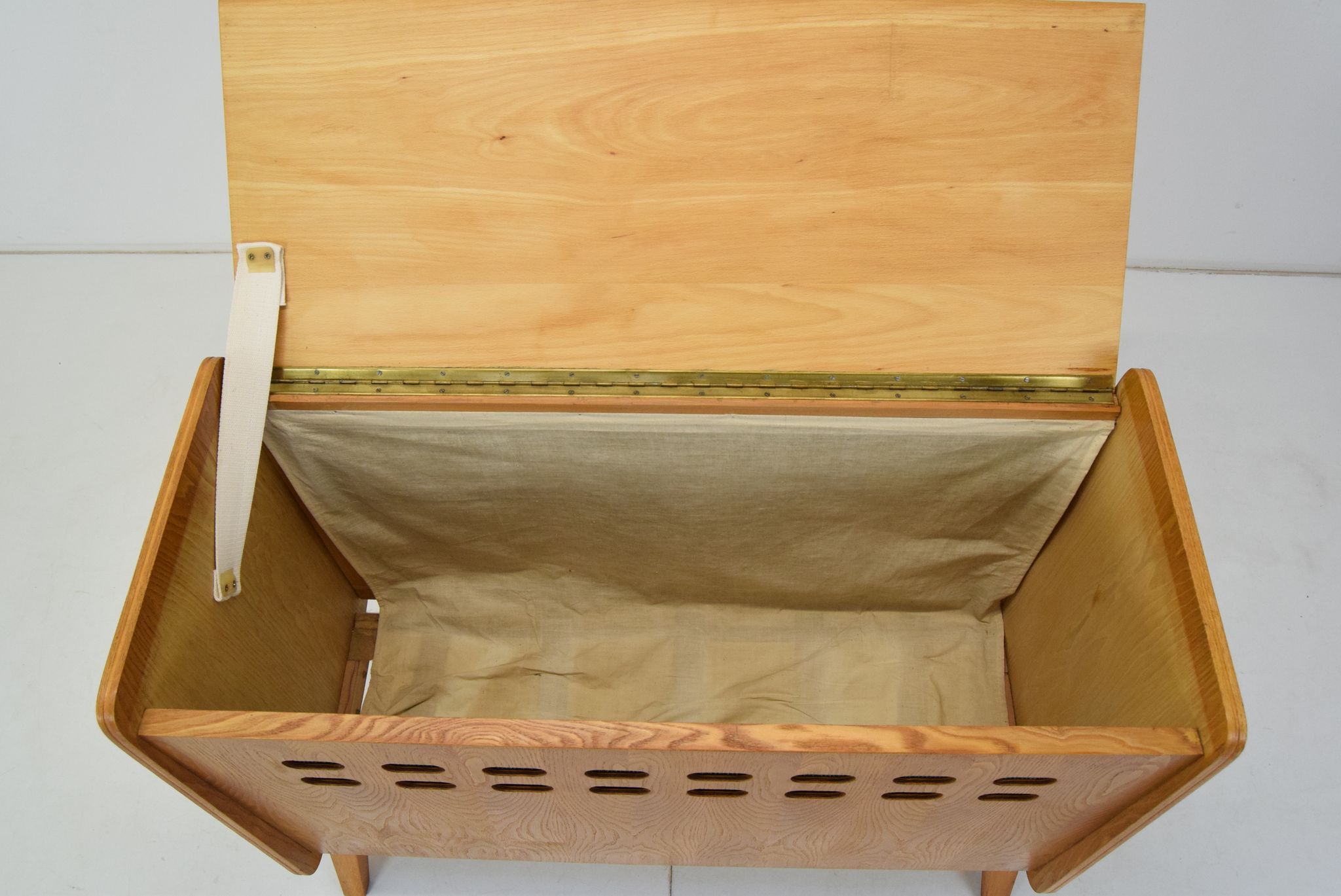 Commode du milieu du siècle Tatra Pravenec années 1960.