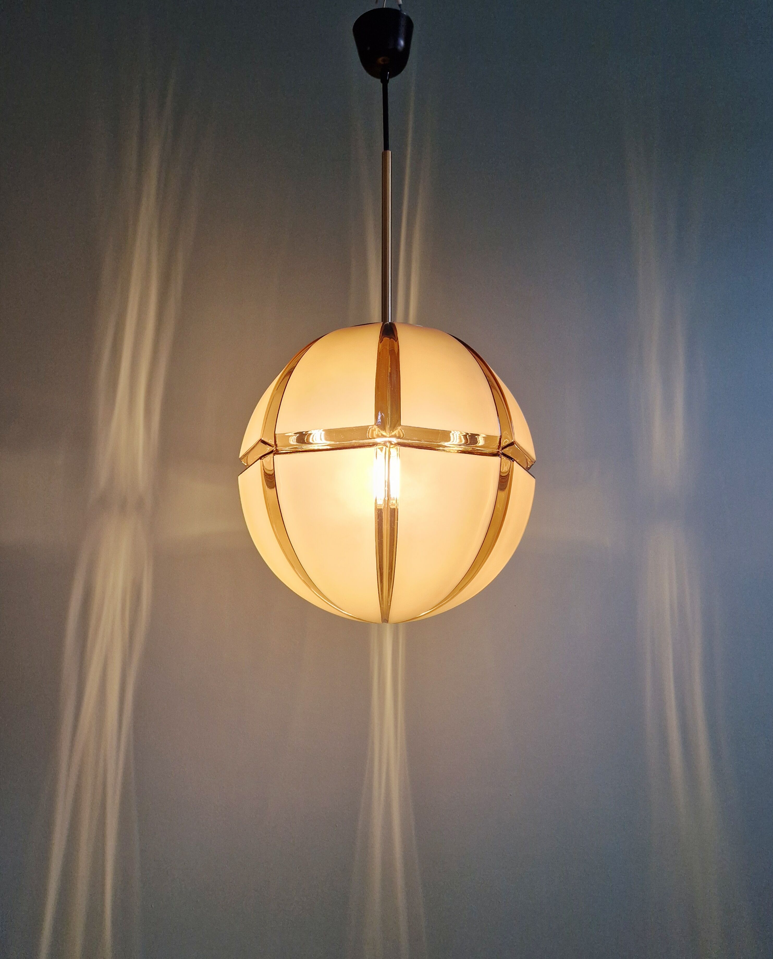 Grande suspension en verre fumé et dépoli, Peill & Putzler, 1970