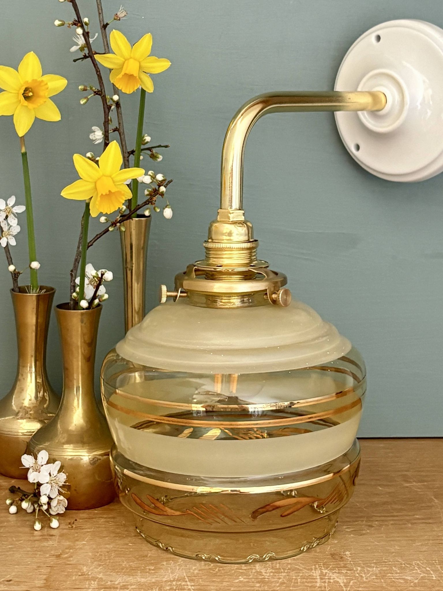 Applique coudée globe vintage en verre jaune et doré