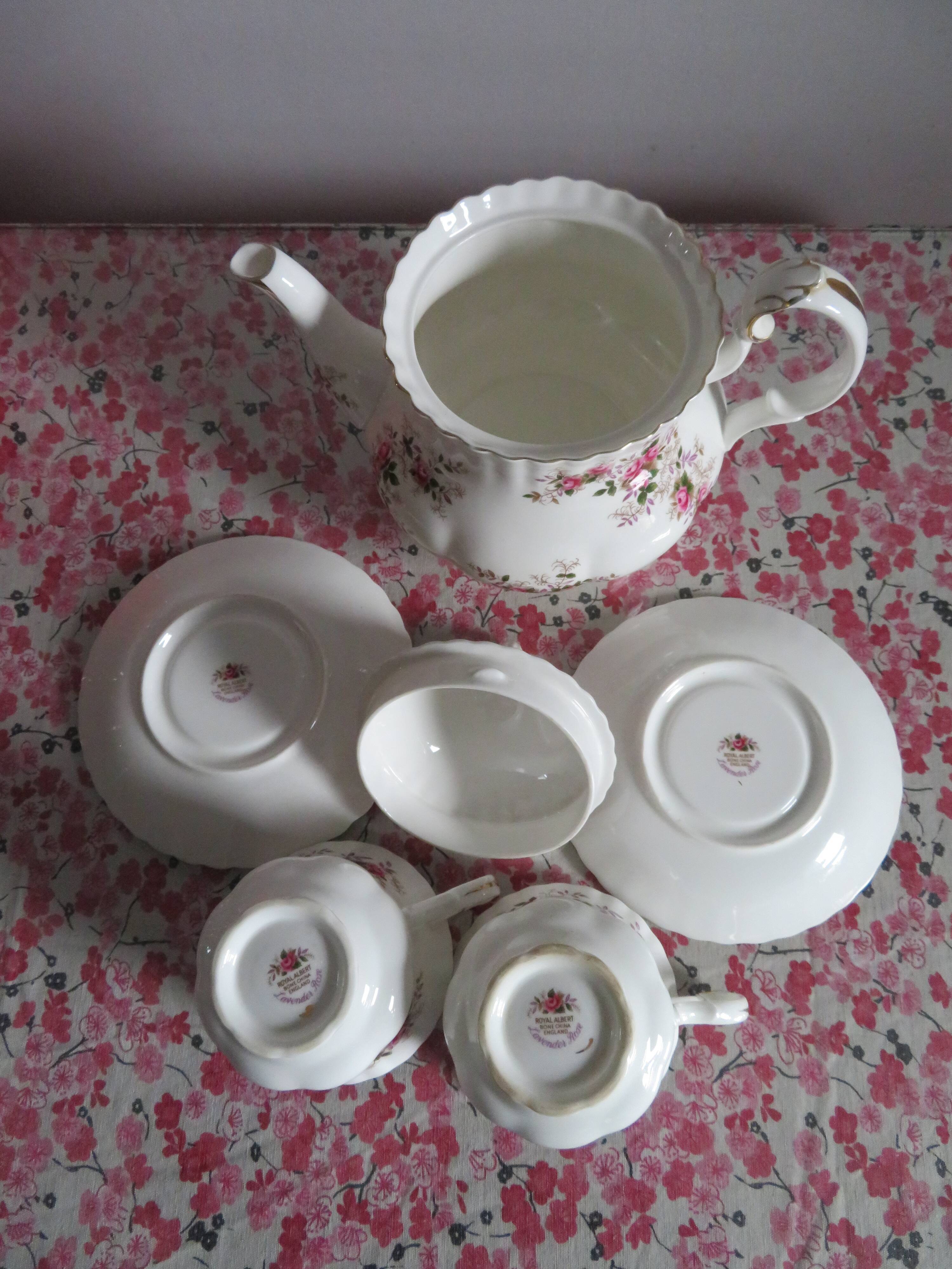 Teapot and its 2 cups and saucers Royal Albert Porcelaine "Lavender Rose"