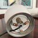 Lampe boule en opaline à poser