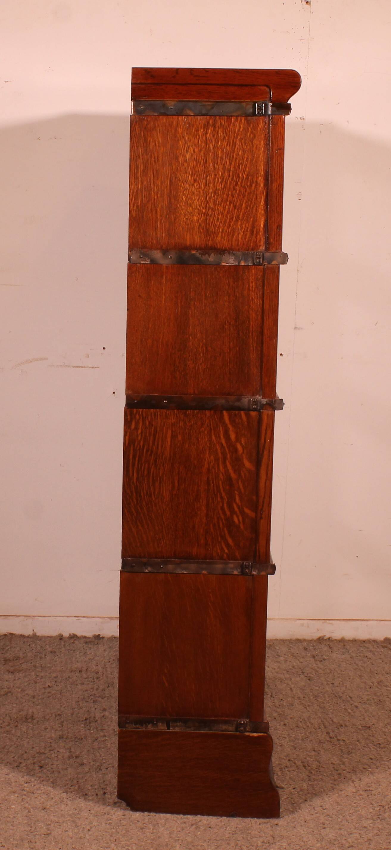 Globe Wernicke Library in oak with 4 pieces and drawers.