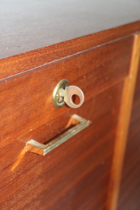 Low-curtained double-curtained cabinet