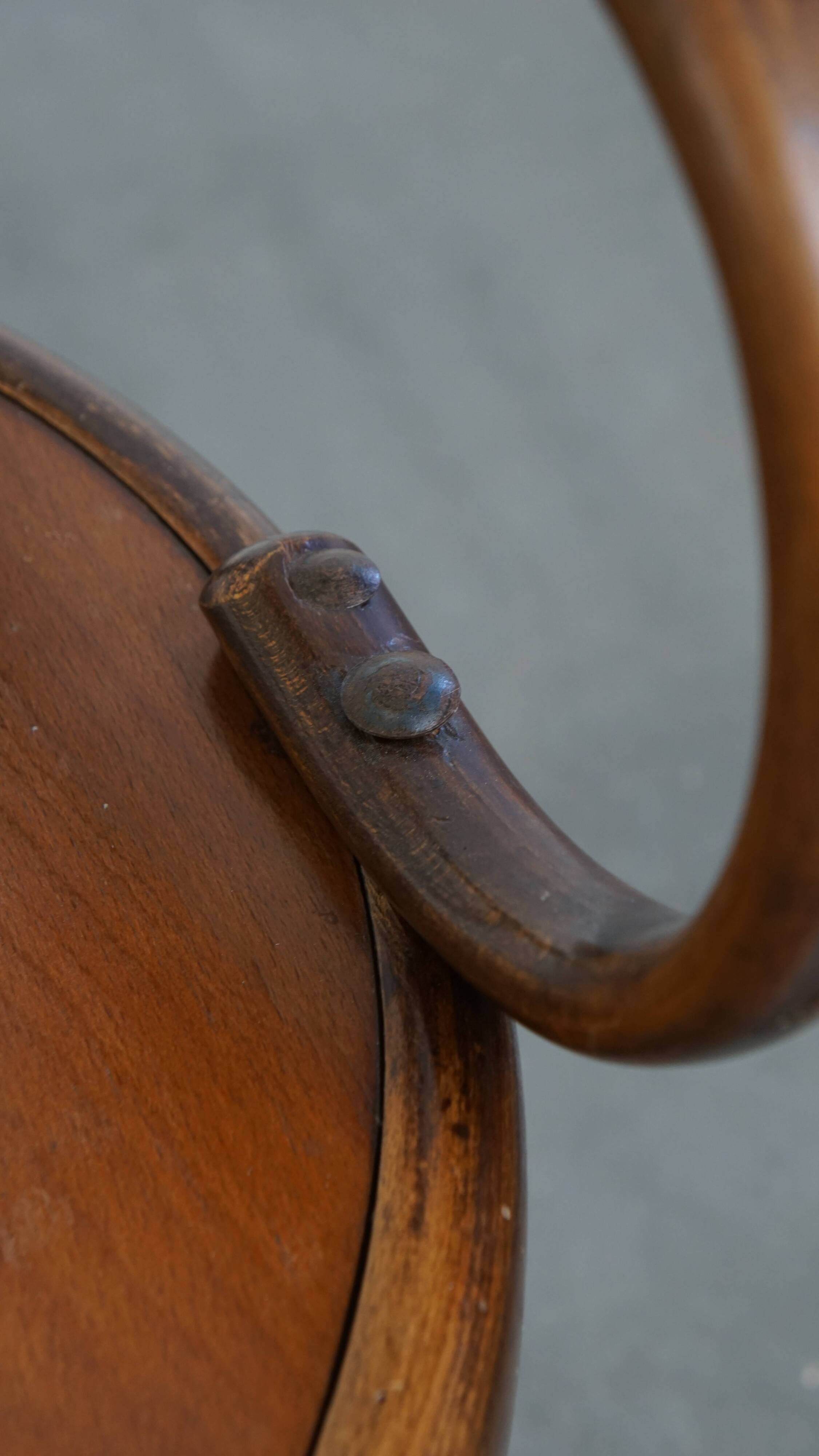 Chaise bistrot ancienne en bois avec accoudoirs