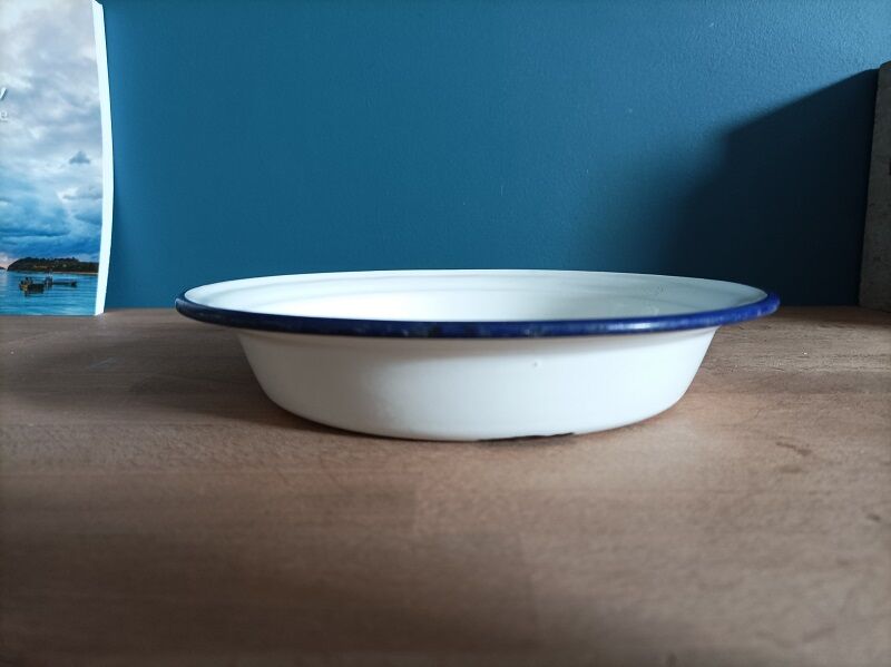 Round metal enamelled dish white edging blue dp 0323154