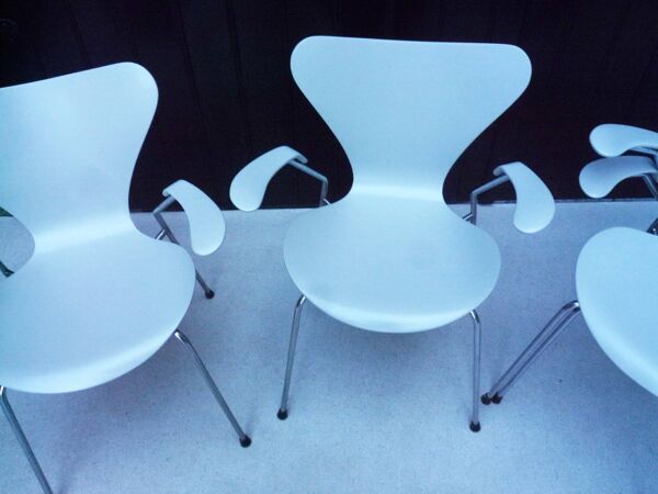 Chaise grise Mod. 3207 Arne Jacobsen