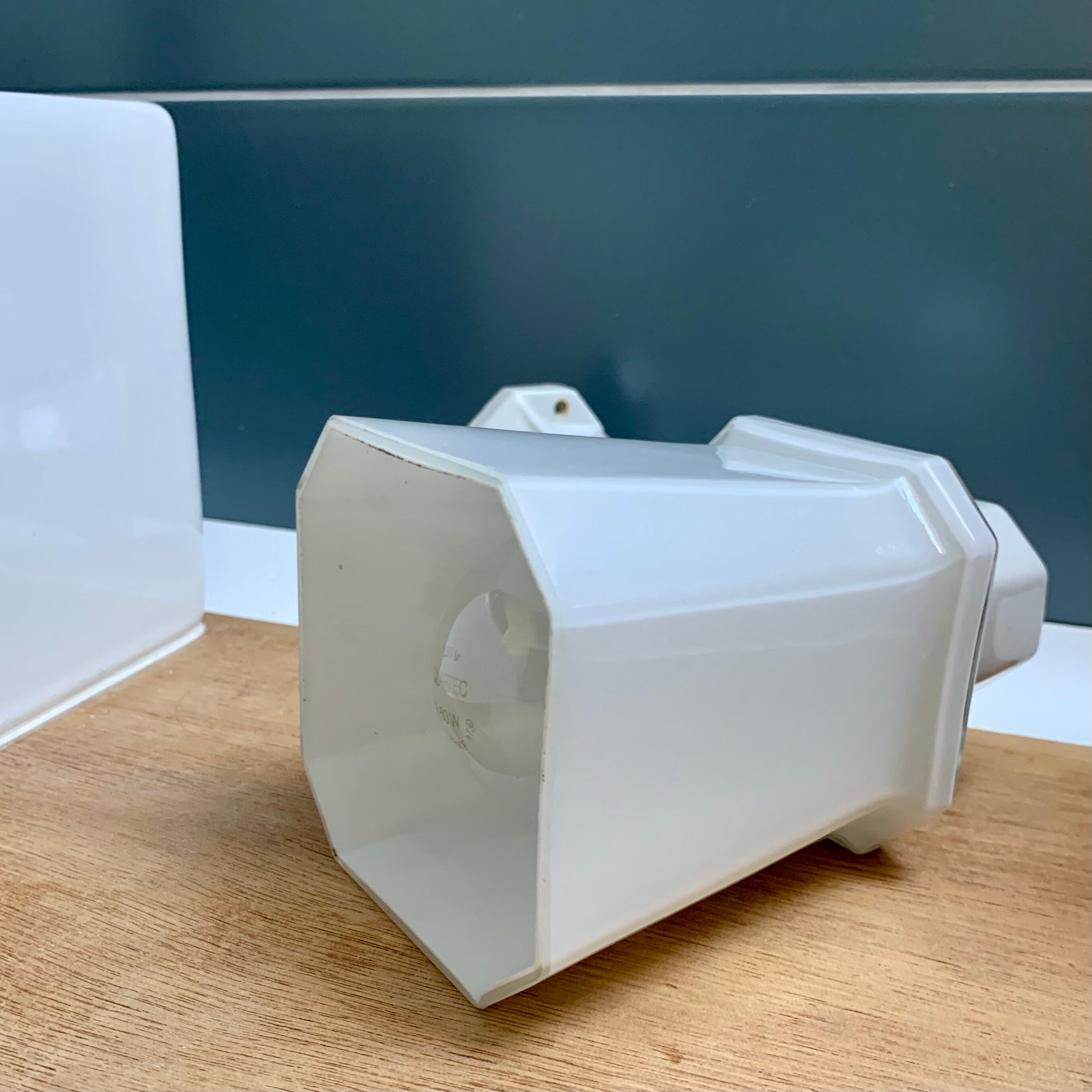 Art Deco sconce in porcelain and opaline