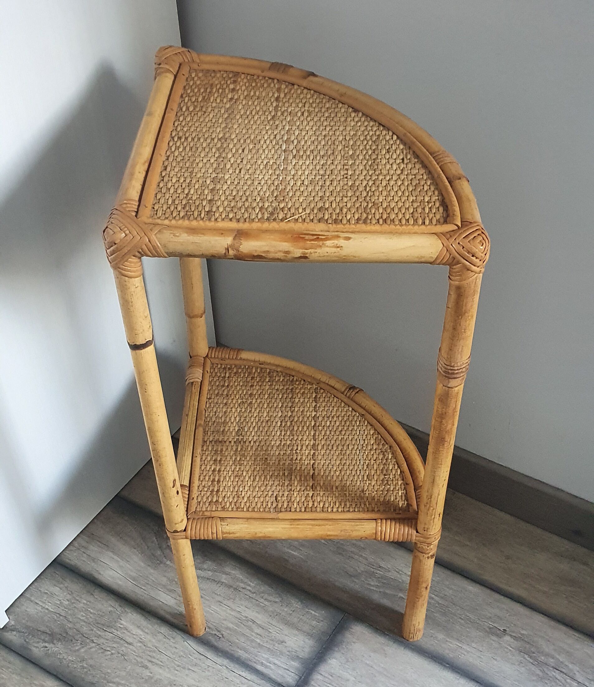 Étagère en rotin