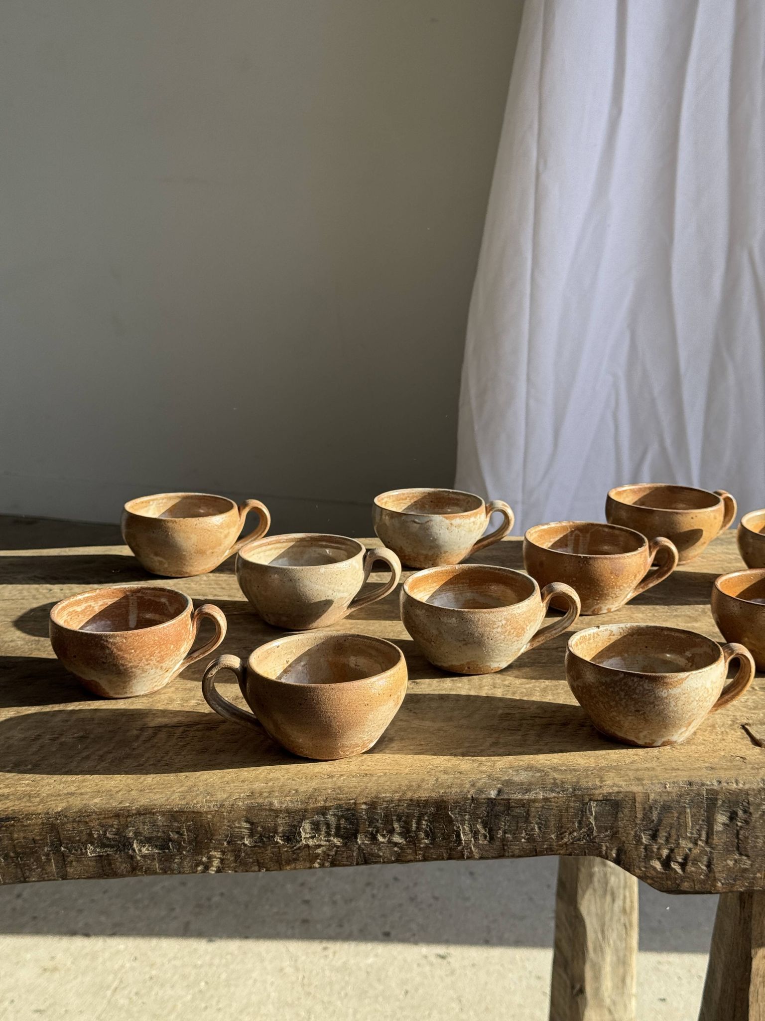 11 tasses à café vintage en grès mat brut
