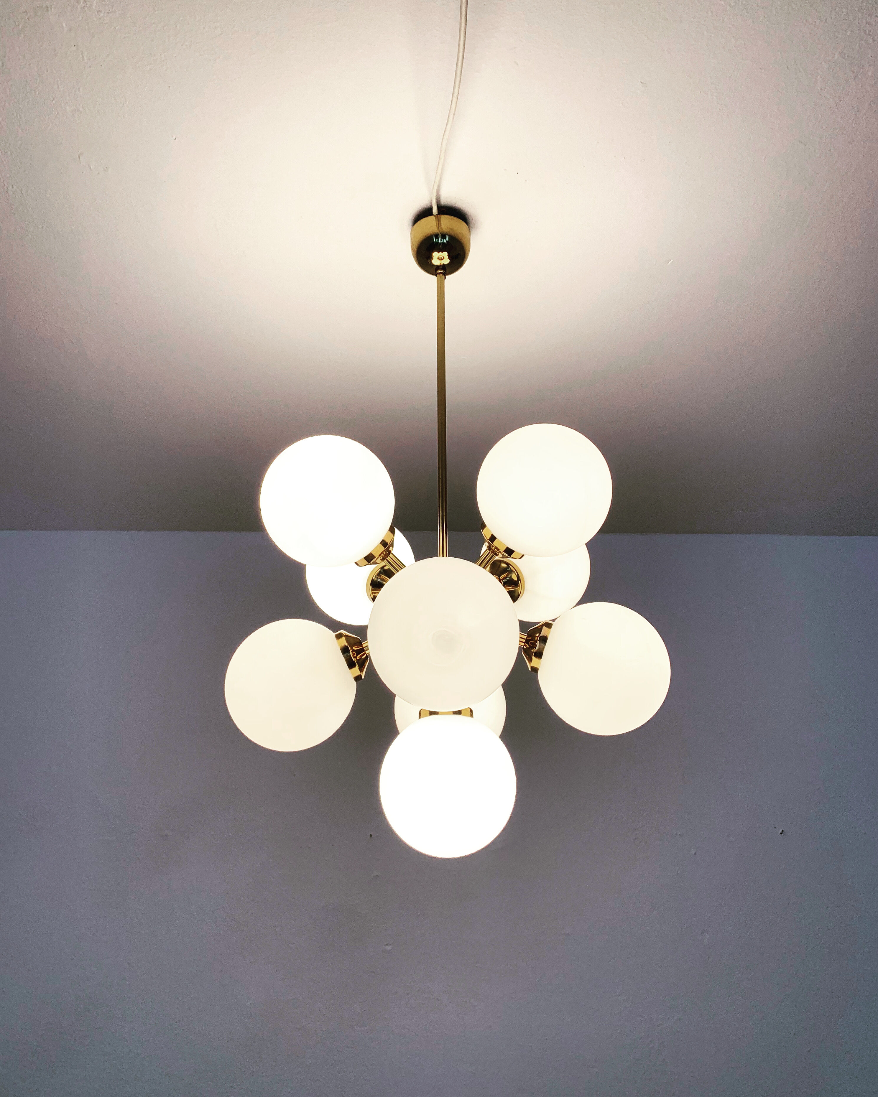 Lustre spoutnik en laiton et en verre d’opaline