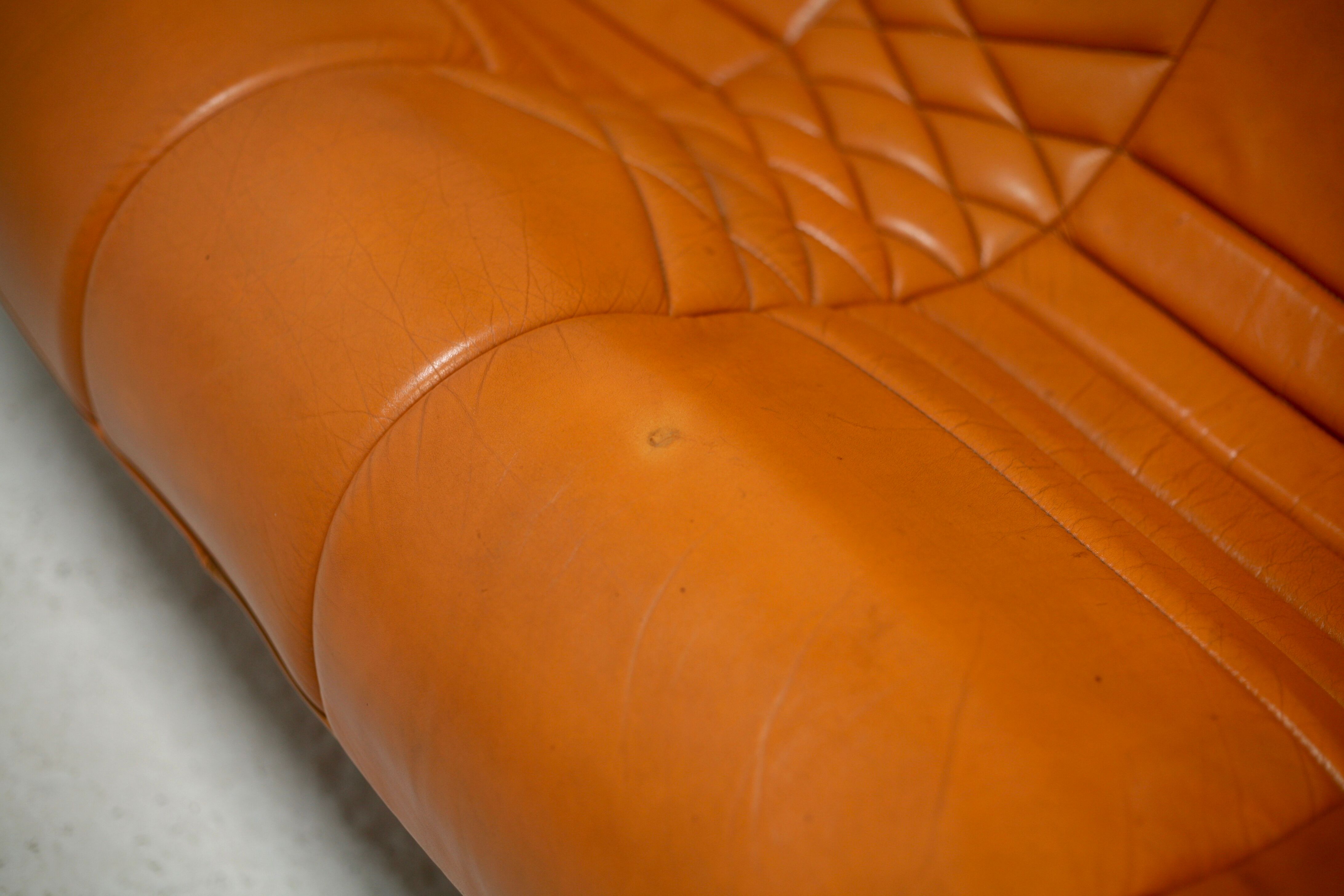 Sofa "space age". Leather, fiberglass, foam, steel. Circa 1970. Orange.