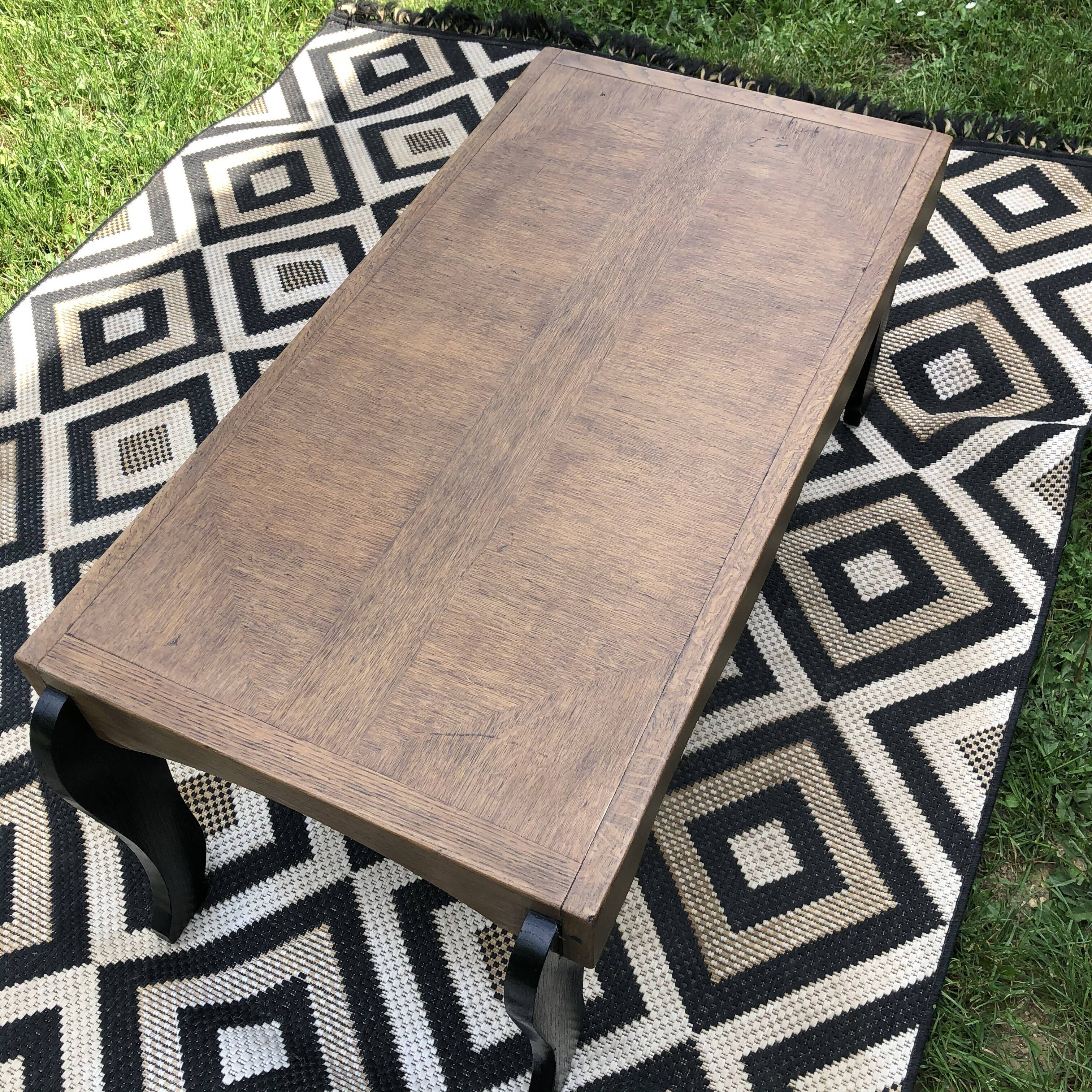 Table basse noire et bois