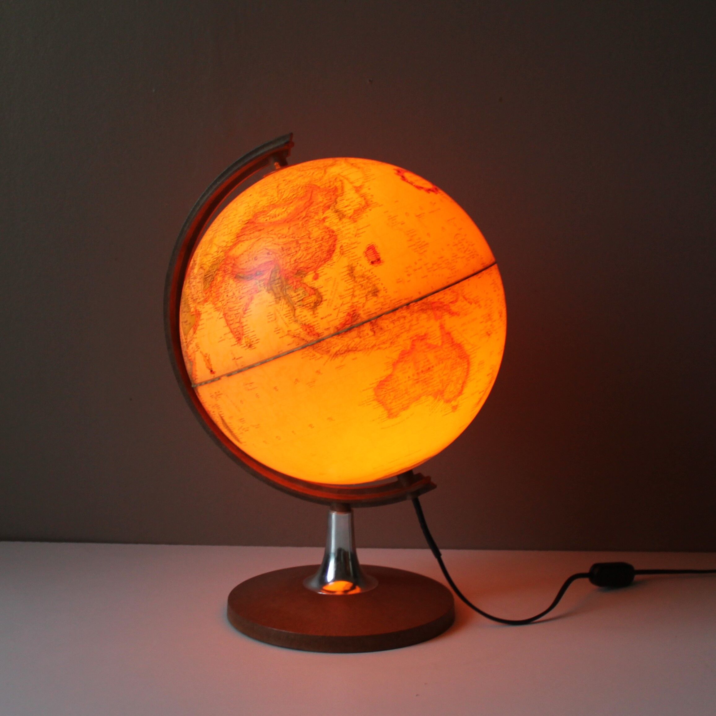Vintage world-map lamp