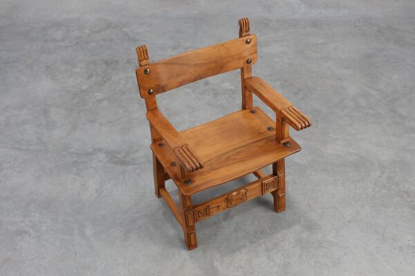 Chaise latérale ibérique en chêne sculpté rustique, Espagne vers 1900