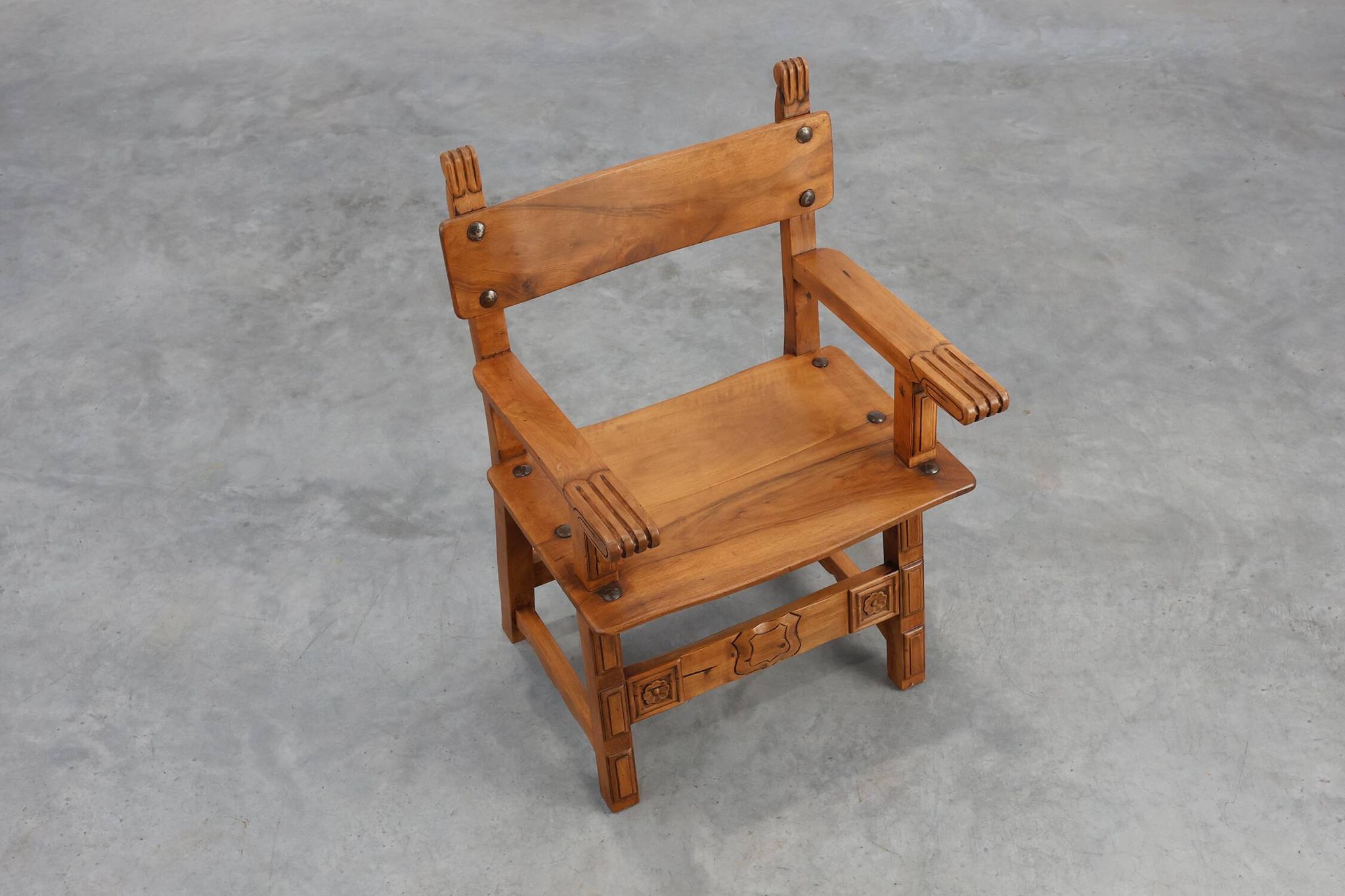 Chaise latérale ibérique en chêne sculpté rustique, Espagne vers 1900