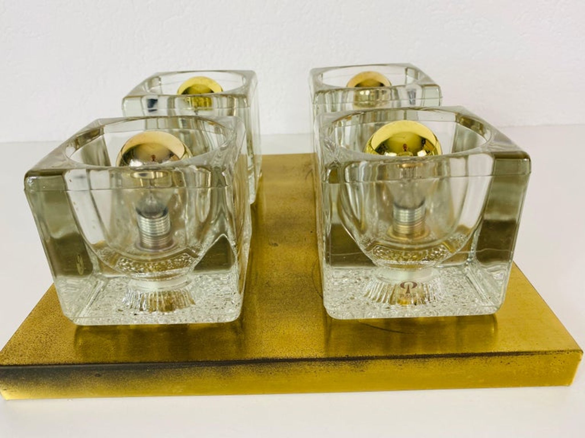 Applique à cube en laiton et verre givré de Peill & Putzler 1970