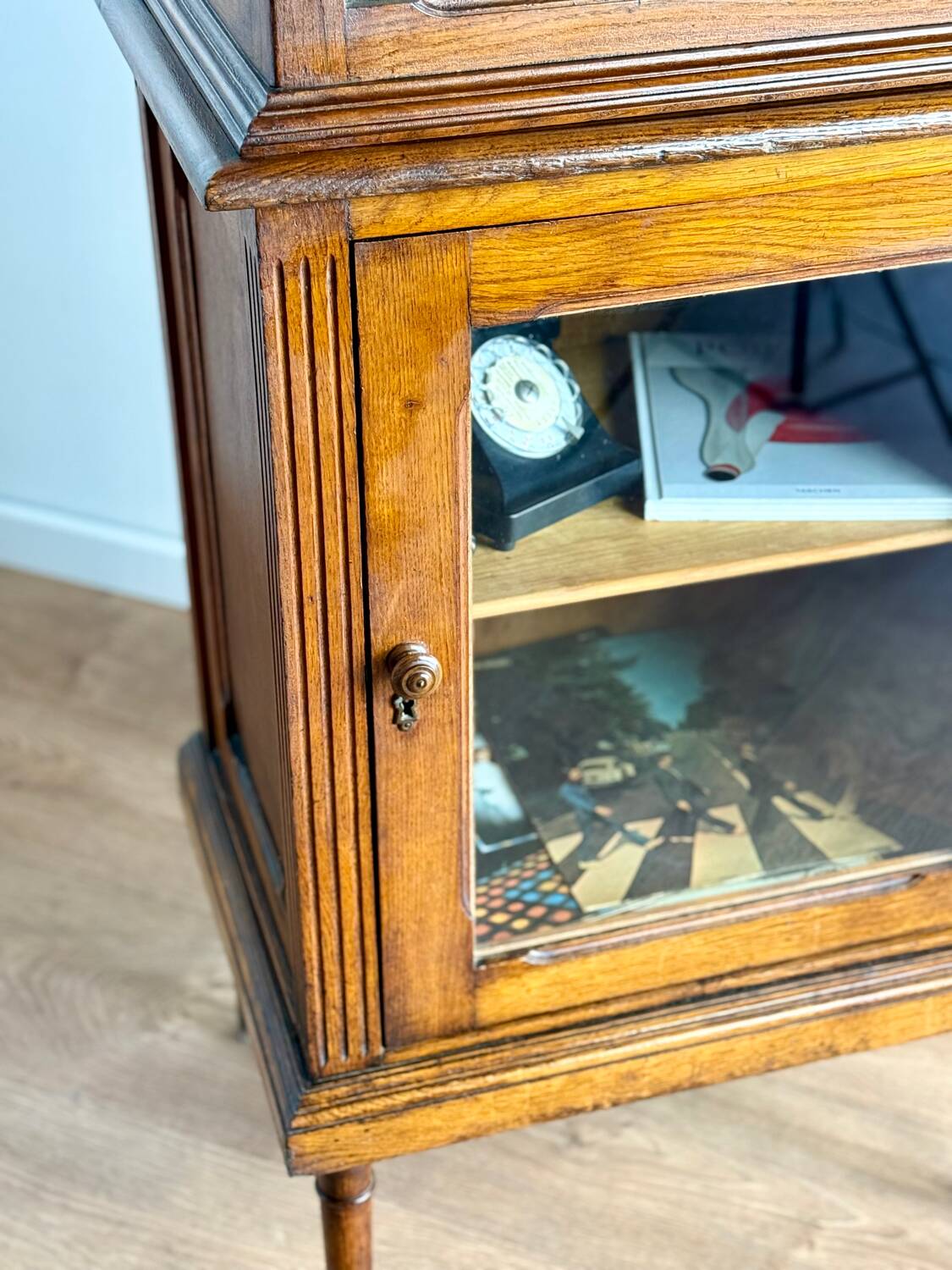 Elegant and vintage display cabinet