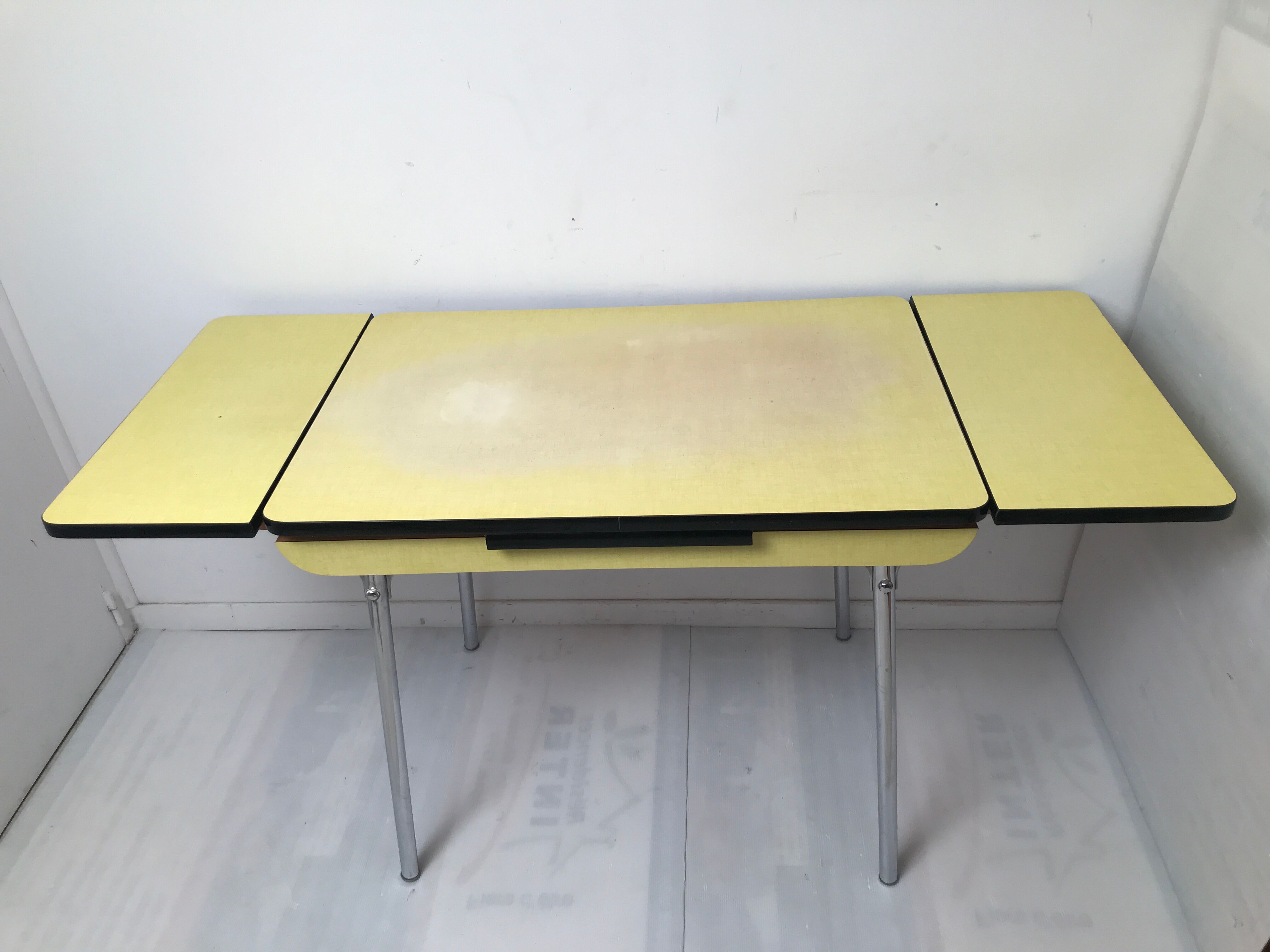 Table en formica jaune moutarde  des années 50- 60