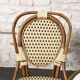 Table et chaises de bistrot parisien .