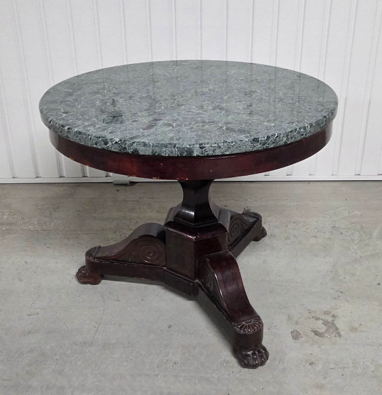 Mahogany and marble gueridon from the Restoration period.