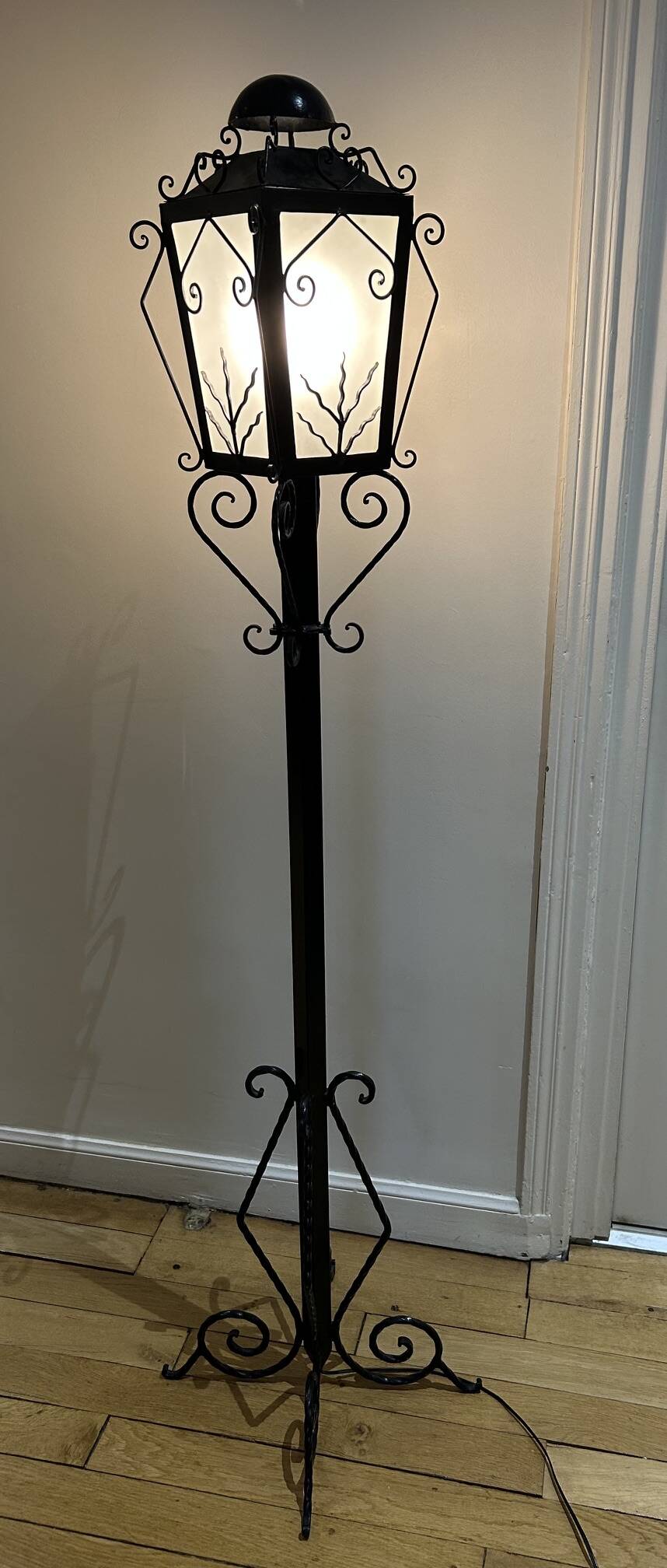 lampadaire en fer forgé 1950