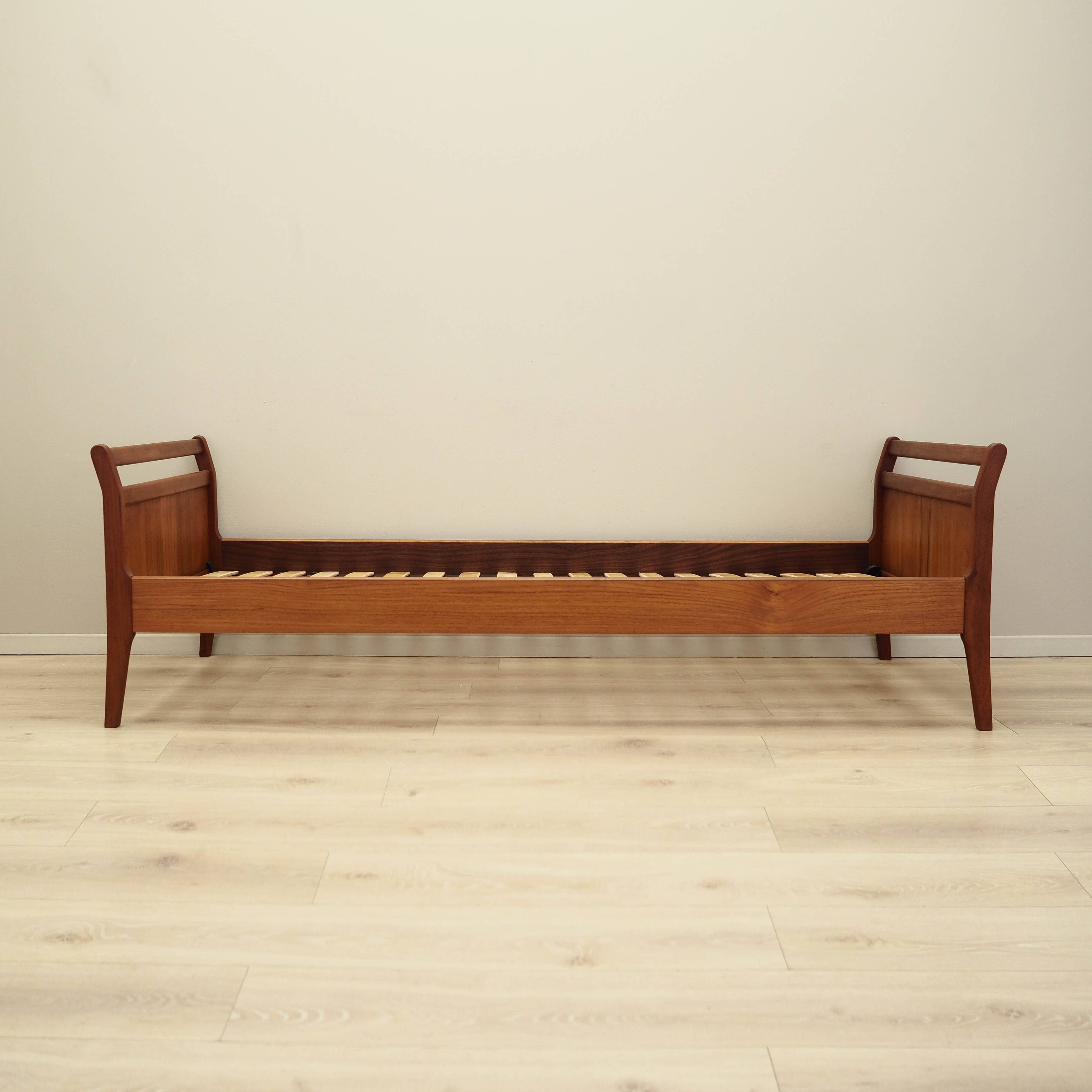 Lit en teck, design danois, années 1970, production : Danemark