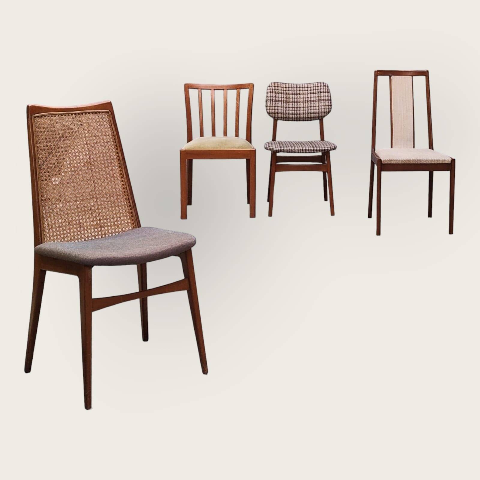 Quatre chaises de table de salle à manger Mid Century