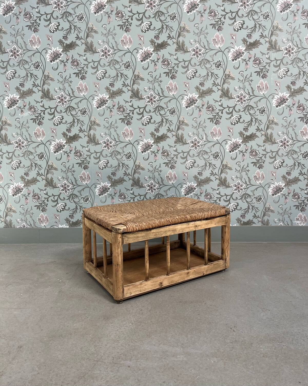 Storage bench in wood and straw (renovated)