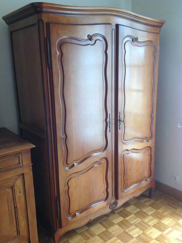 Armoire en merisier massif avec étagère, penderie et miroir intérieur