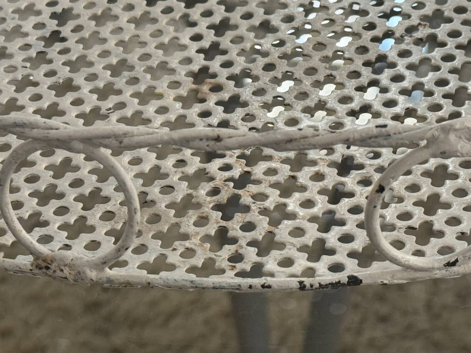 Plateau oval en métal perforé