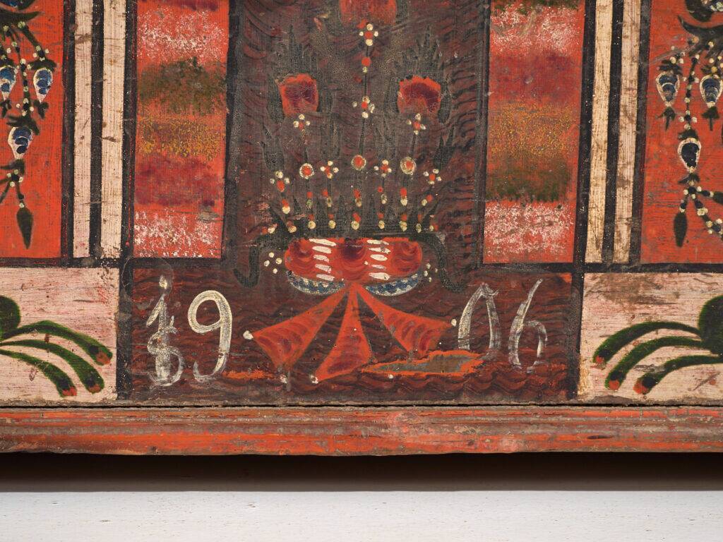 Coffre tyrolien en pin polychrome à panneaux géométriques – Tyrol, daté 1906