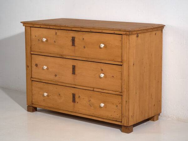Antique three-drawer chest (circa 1920)