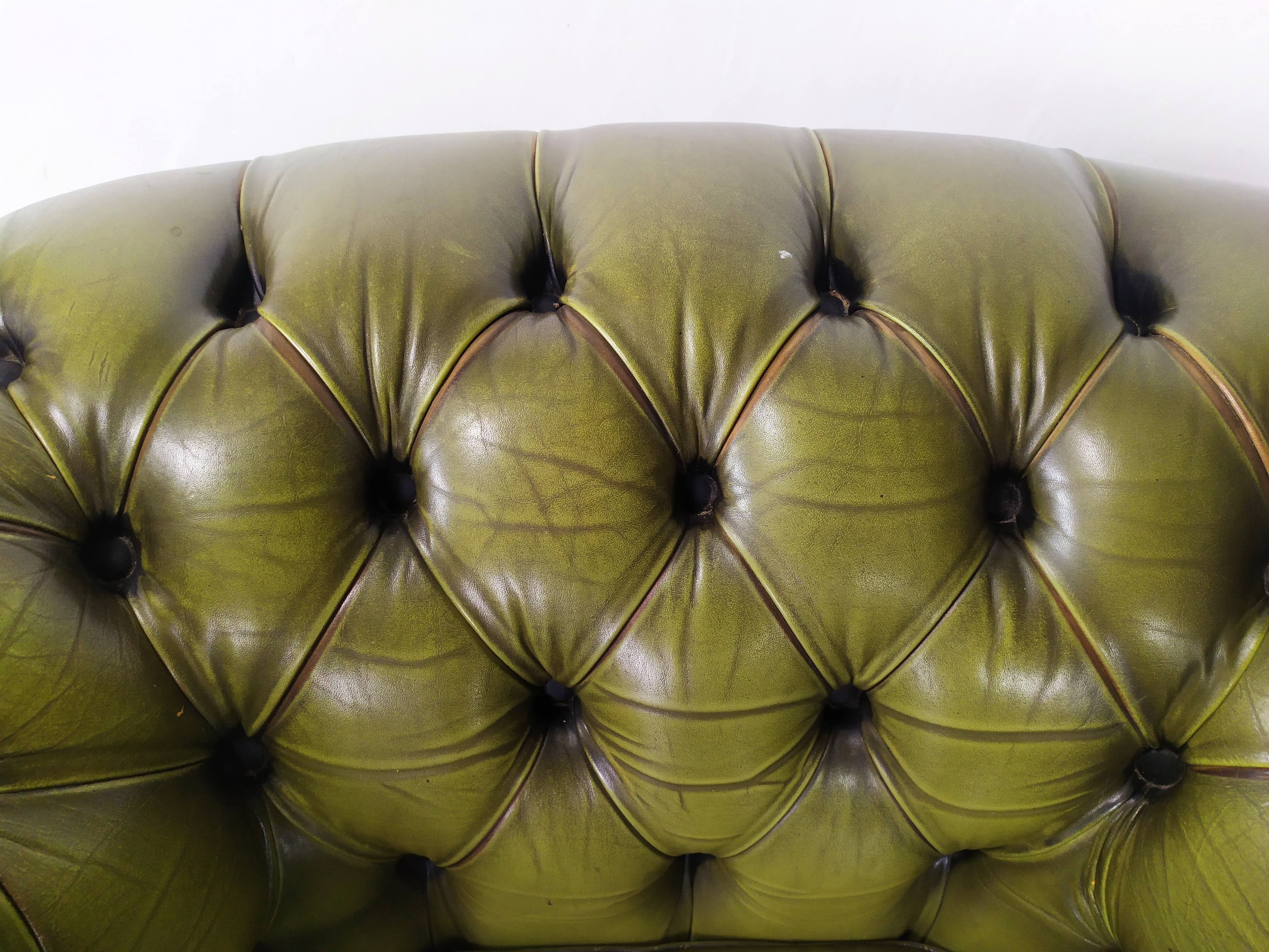 Paire de fauteuils Chesterfield cuir vert