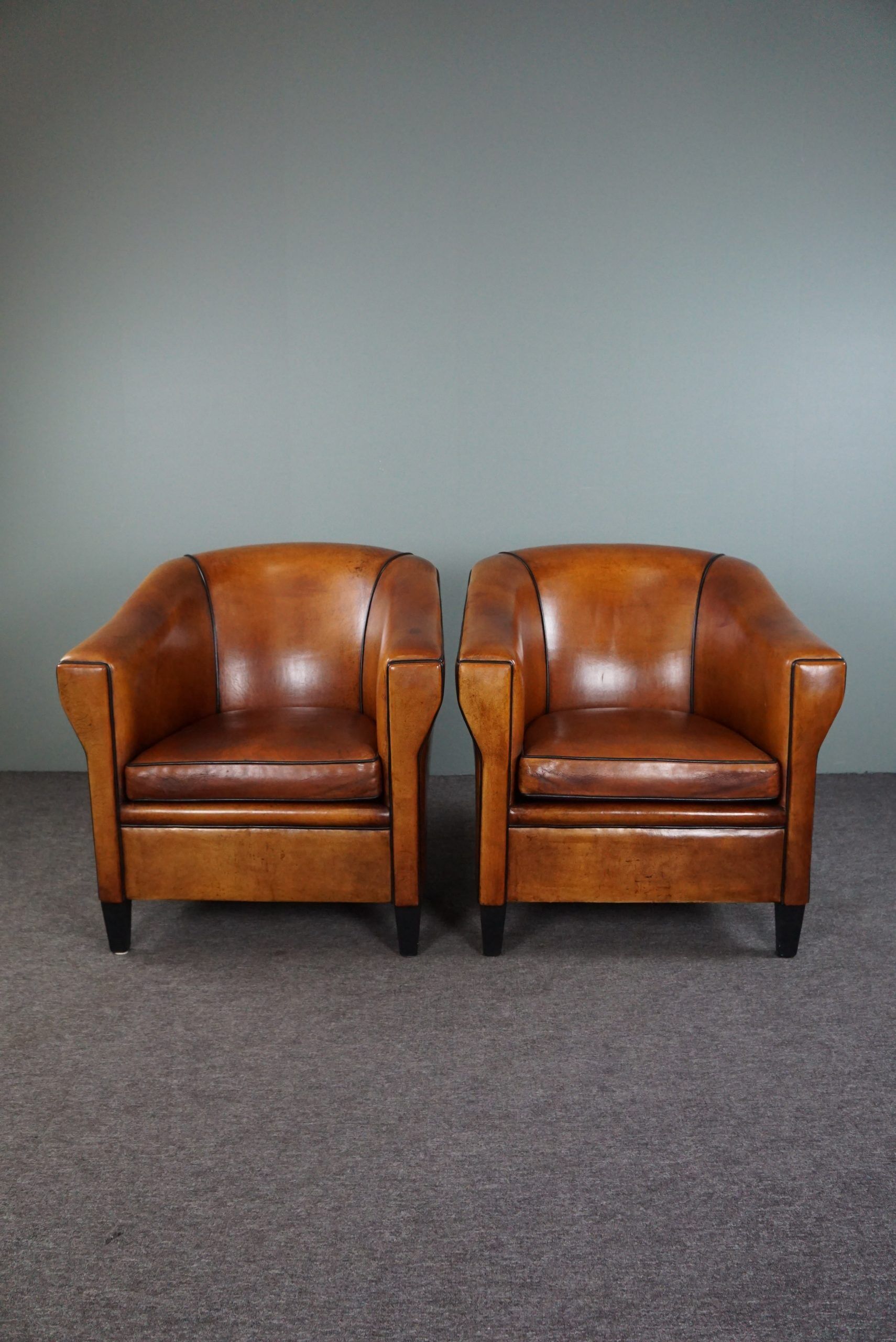 Set de 2 fauteuils Art Déco en cuir de mouton passepoil noir