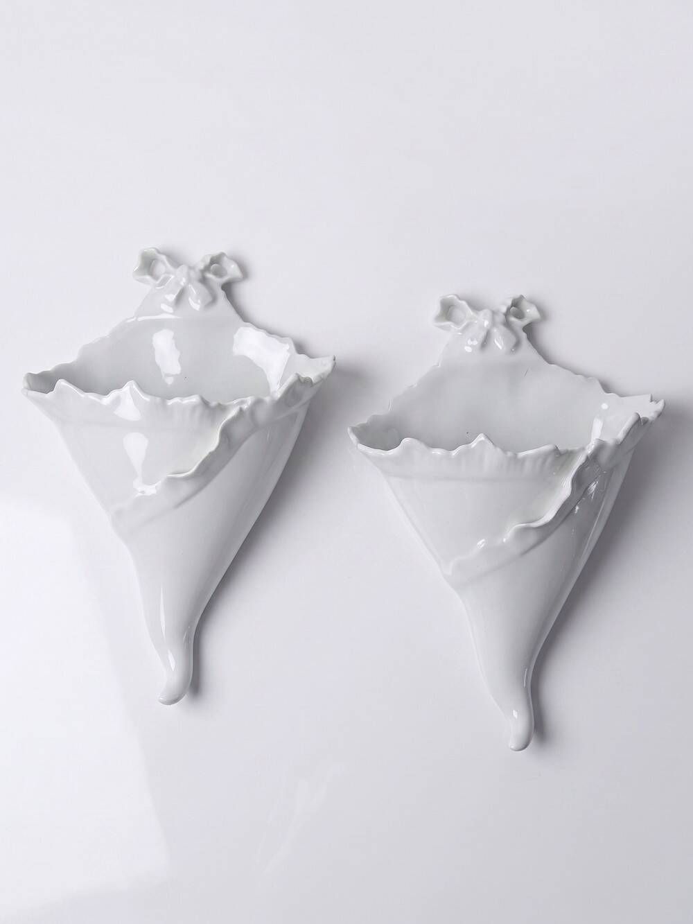 Pair of wall-mounted bouquet holders Giraud Limoges in porcelain, circa 1950-1960.