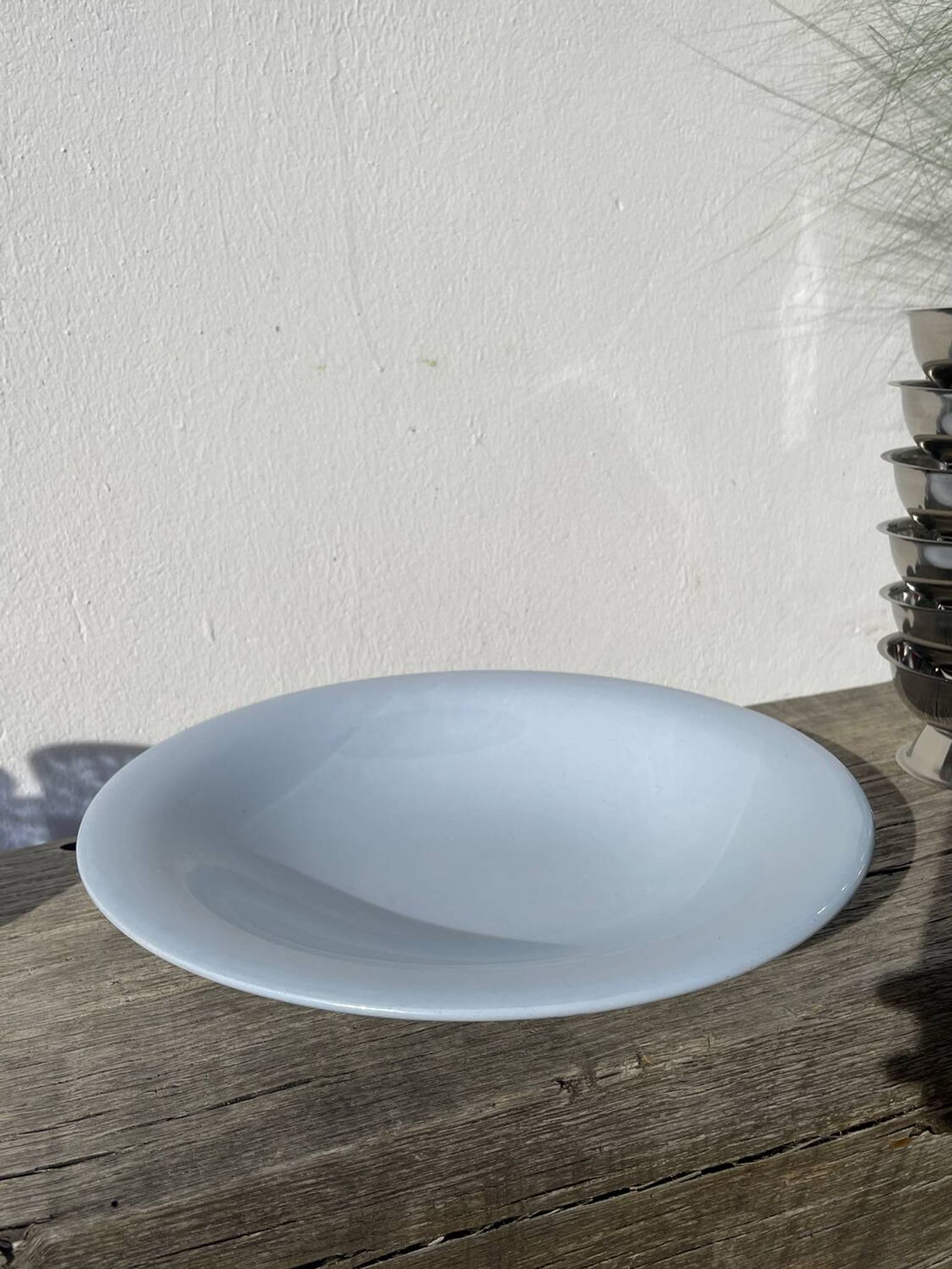 Plat rond, moulin des loups bleu ciel en céramique