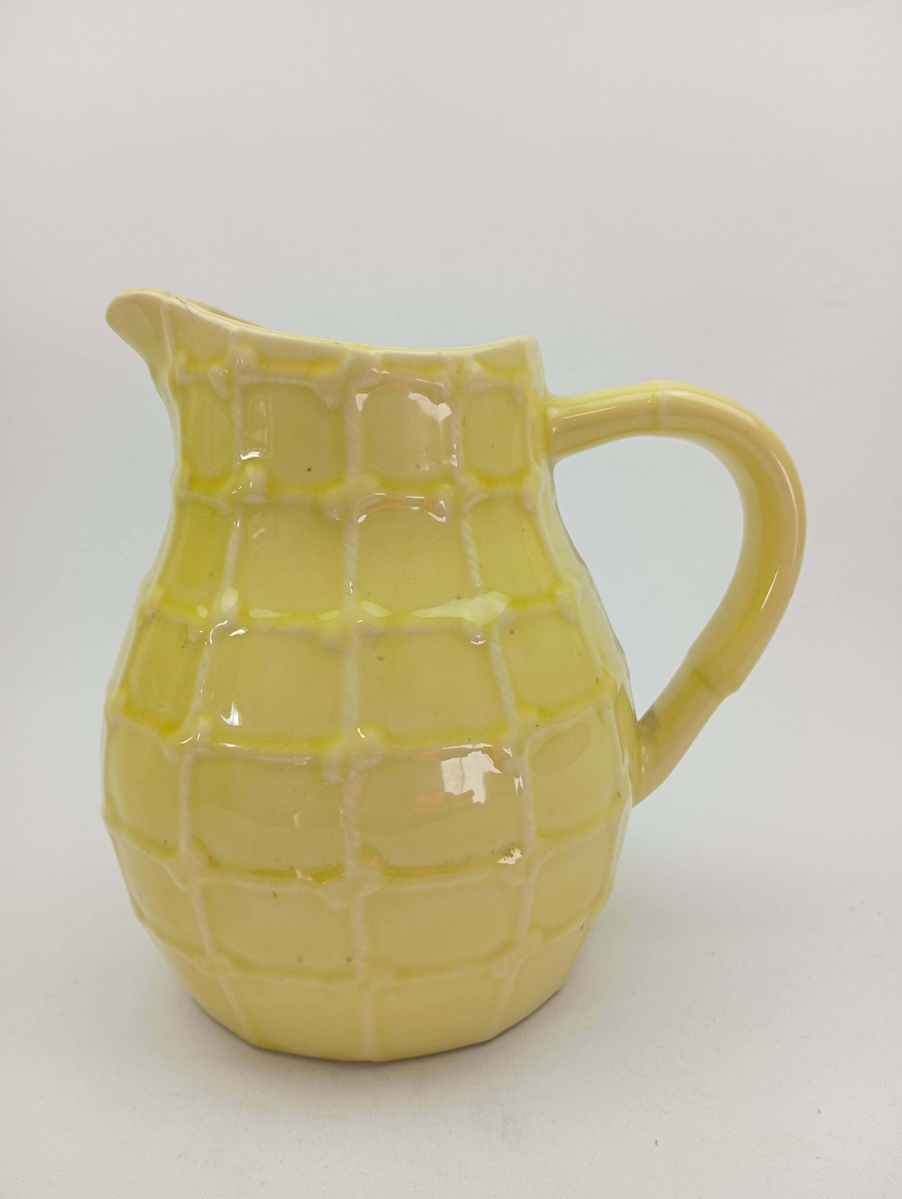 Saint Clément cruche à eau jaune à effet tressé