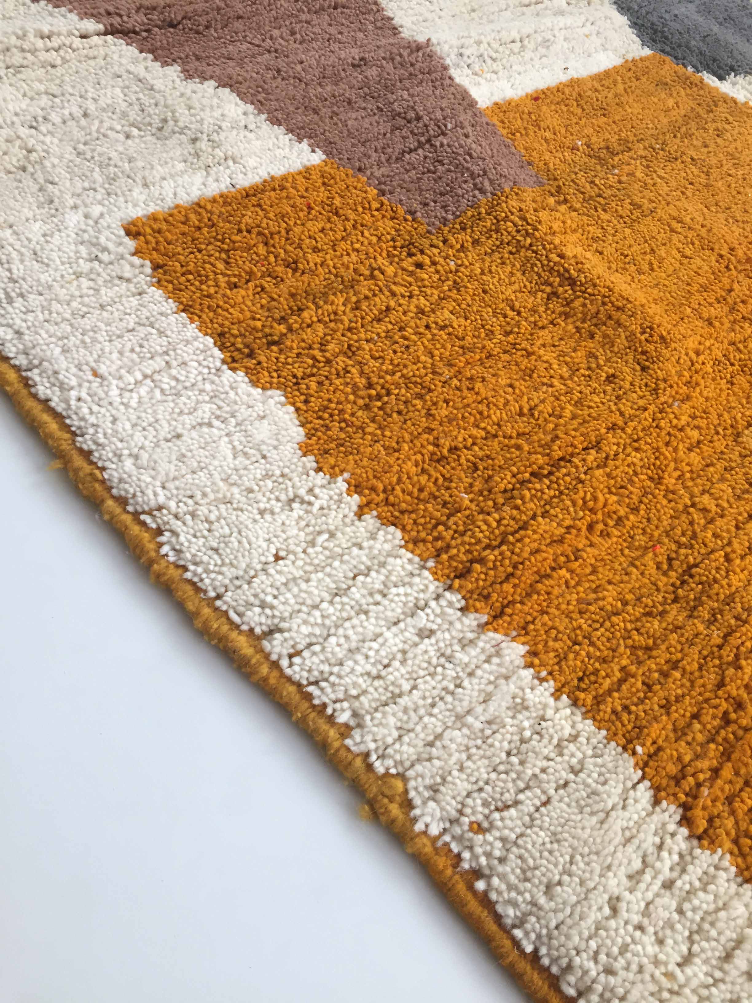 Tapis berbère marocain Beni Ouarain écru à motifs colorés 257x192cm
