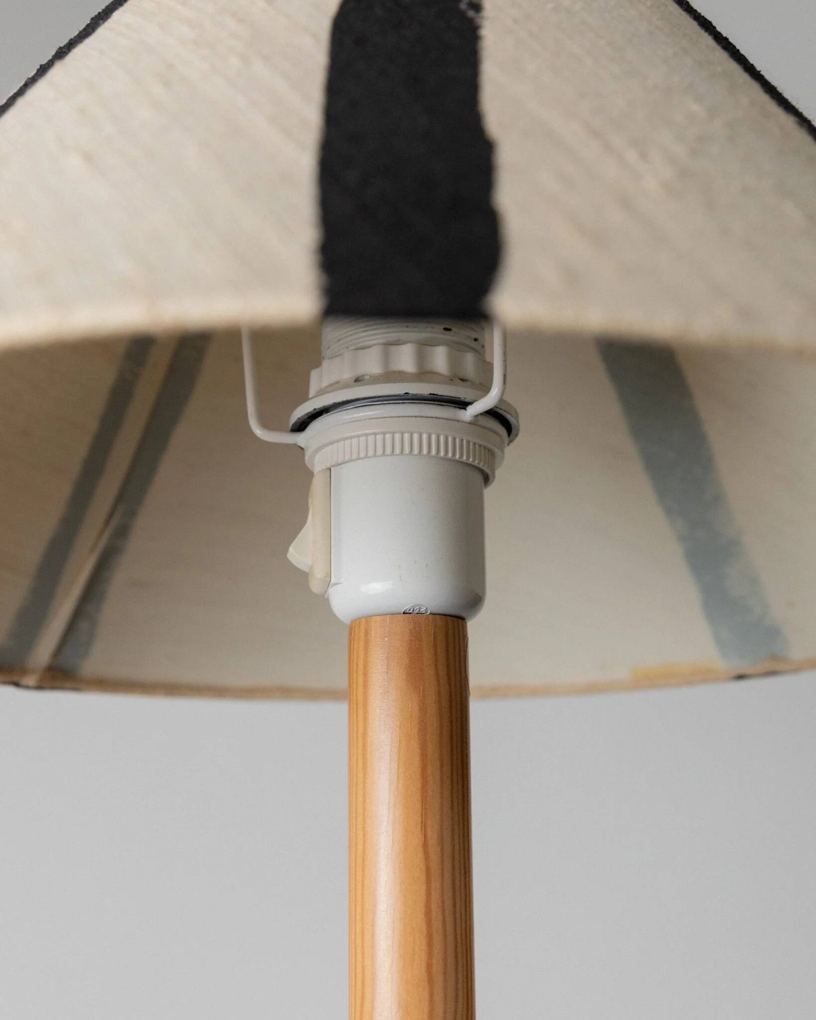 Lampe de table vintage Solbackens Svarveri 38B en bois de pin avec abat-jour en lin peint à la main – Beige